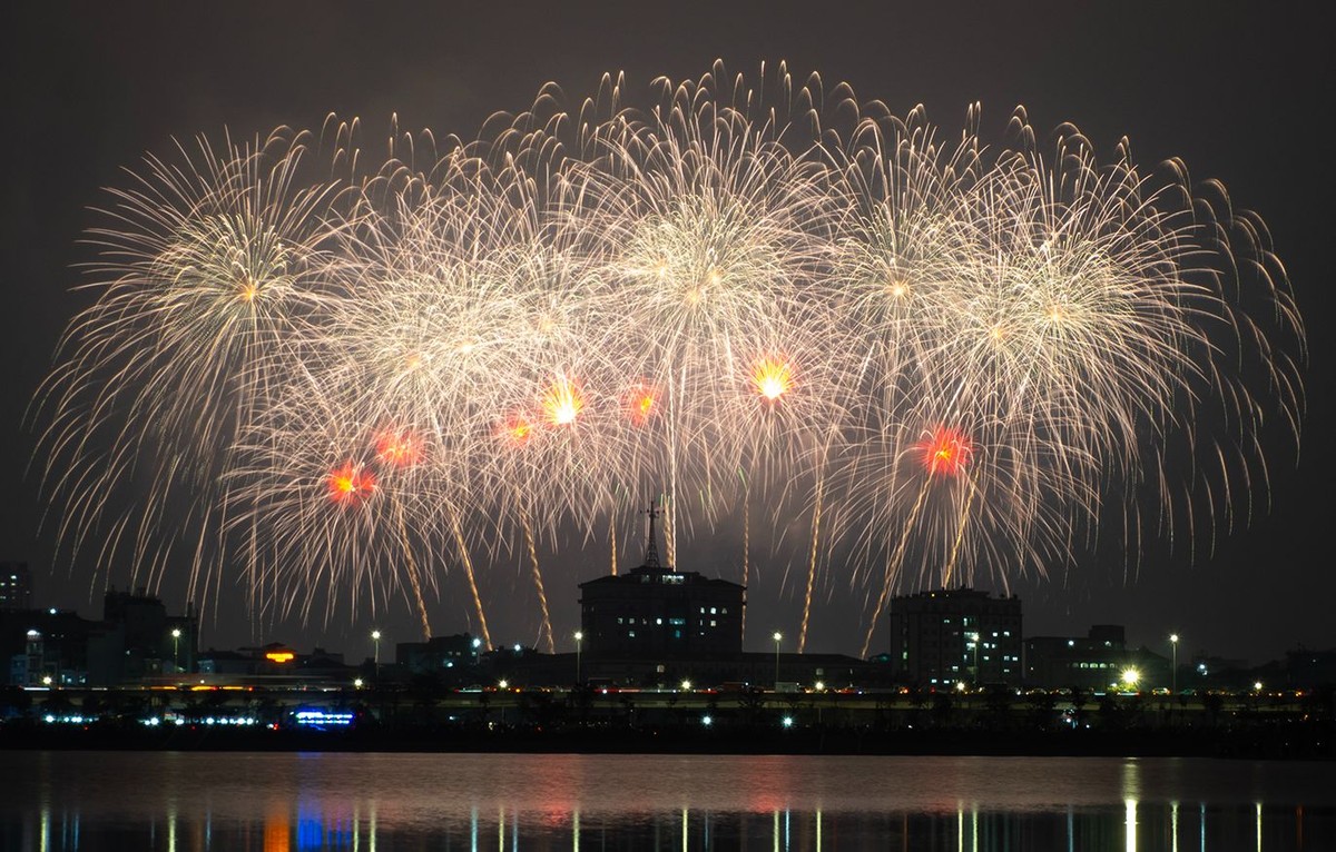 Ban tổ chức cho biết, gần 10.000 đơn vị pháo hoa tầm cao cùng hệ thống giàn phun hỏa thuật hiện đại trình diễn trên bầu trời Hà Nội tối nay