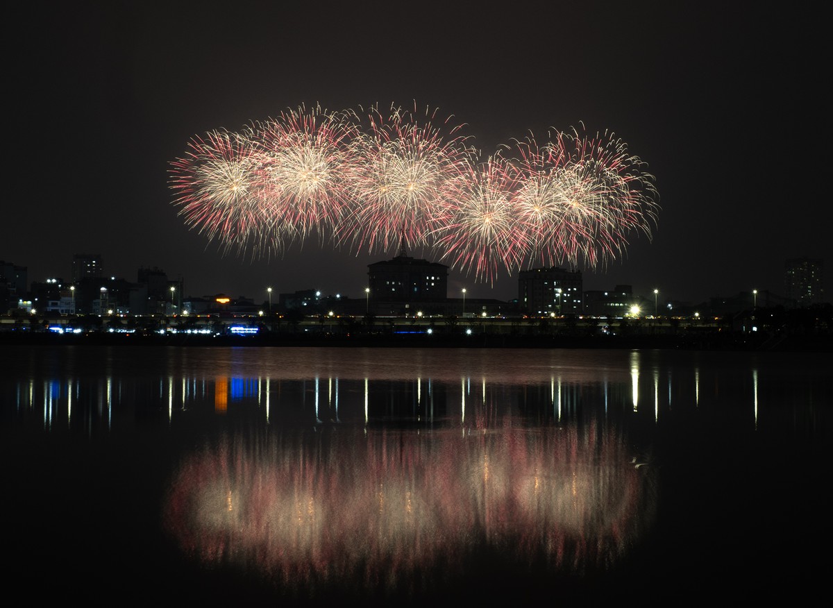 Màn trình diễn pháo hoa diễn ra ngay sau sự kiện bế mạc Đại hội Đảng XIV, do Tập đoàn Sun Group phối hợp cùng Bộ Tư lệnh Thủ đô và Công ty TNHH một thành viên Hoá chất 21 triển khai.