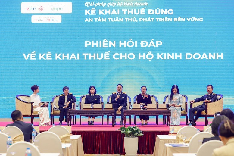 Ông Mai Sơn, Phó Cục trưởng Cục Thuế (Bộ Tài chính) - người thứ 4 từ trái sang - giải đáp thắc mắc về việc truy thu thuế hộ kinh doanh.