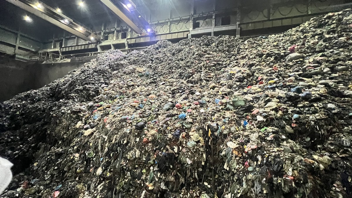 Ngoài ra, nhà máy điện rác lớn thứ hai Việt Nam là Nhà máy điện rác Seraphin tại khu xử lý chất thải rắn Xuân Sơn (phường Tùng Thiện, Hà Nội) xử lý 2.250 tấn/ngày. Số còn lại vẫn chôn lấp truyền thống tại Nam Sơn. Mặc dù Luật Bảo vệ môi trường năm 2020 đã quy định song hiện tại, Việt Nam chưa thực hiện được việc phân loại rác tại nguồn. Rác đầu vào có độ ẩm cao (25% là chất lỏng), gây khó khăn cho công đoạn đốt rác.