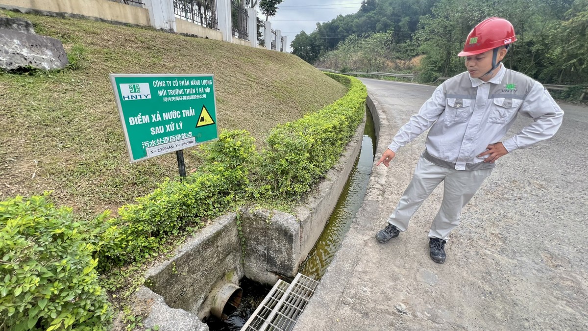 Ông Trần Đức Trung, Tổng trưởng ca, Bộ phận vận hành, Nhà máy điện rác Sóc Sơn, chỉ cho phóng viên khu vực nước thải của nhà máy sau khi xử lý đạt chuẩn, được chảy ra môi trường, khoảng 1.000m3/ngày