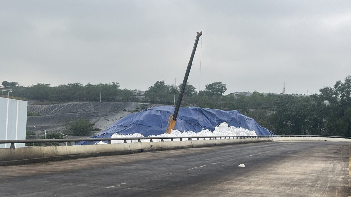 Khu vực bãi chôn lấp rác truyền thống của bãi rác Nam Sơn được phủ bạt kín. Mỗi ngày có 500 - 700 tấn rác của Hà Nội được chôn lấp ở đây. Hiện Hà Nội đang kêu gọi dự án đầu tư để xử lý khối lượng rác thải này.