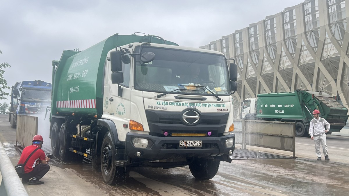 Hàng ngày, các xe tải chở rác của Hà Nội được đưa về đây xử lý. Xe chở rác đến nhà máy phải đi qua trạm cân tự động để xác định khối lượng rác, sau khi đổ rác, xe được làm sạch bằng công nghệ phun sương tự động trước khi vào Thành phố.