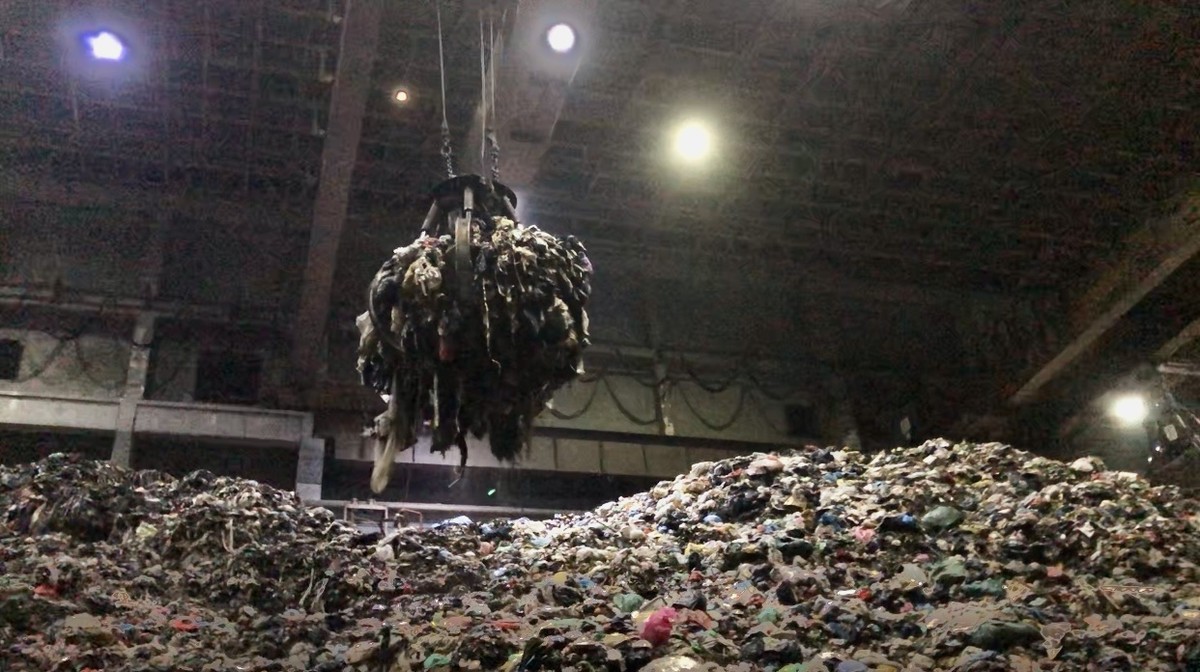 Sau khi rác được tập kết vào bể chứa, hệ thống cẩu rác sẽ tiến hành trộn rác nhằm loại bỏ chất lỏng; đồng thời ủ rác để sinh khí metal, thuận lợi cho việc đốt rác. Bể chứa rác sử dụng công nghệ áp suất âm (không khí thổi về một phía) nhằm ngăn chặn việc phát tán mùi hôi ra ngoài môi trường.