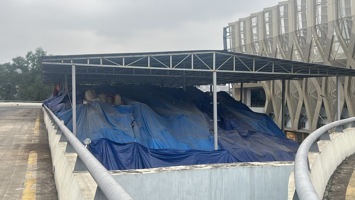 Tro bay hiện vẫn phải phủ bạt, chứa tạm trong khuôn viên nhà máy