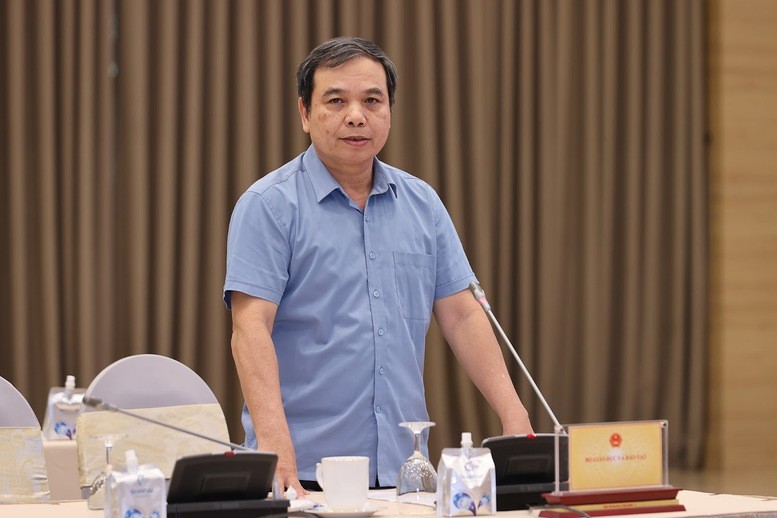 Ông Hoàng Đức Minh, Vụ trưởng Vụ Học sinh sinh viên, Bộ Giáo dục và Đào tạo trả lời câu hỏi của báo chí tại Họp báo Chính phủ chiều 4/4.