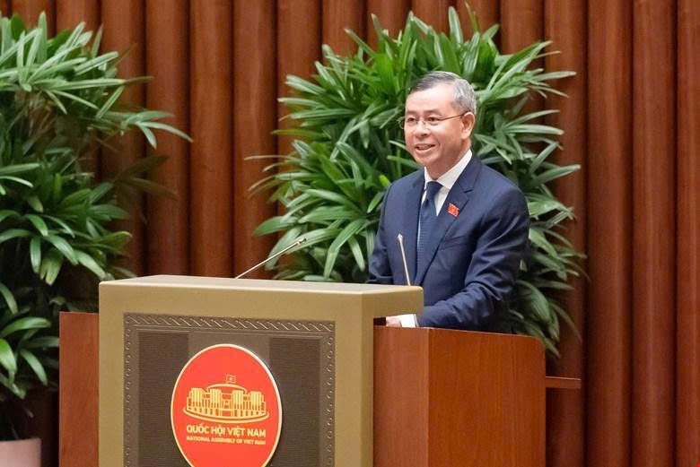 Bộ trưởng Bộ Tài chính Ngô Văn Tuấn trình bày dự thảo Nghị quyết chiều 9/4