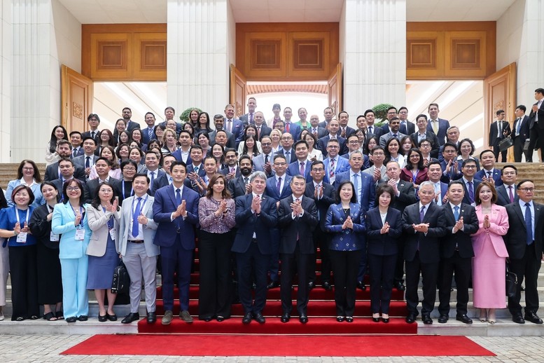 Thủ tướng Lê Minh Hưng chụp ảnh lưu niệm cùng đại diện các doanh nghiệp 2 nước Việt Nam và Hoa Kỳ