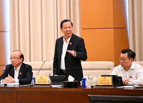 Chủ nhiệm Ủy ban Kinh tế và Tài chính Phan Văn Mãi trình bày báo cáo thẩm tra dự thảo