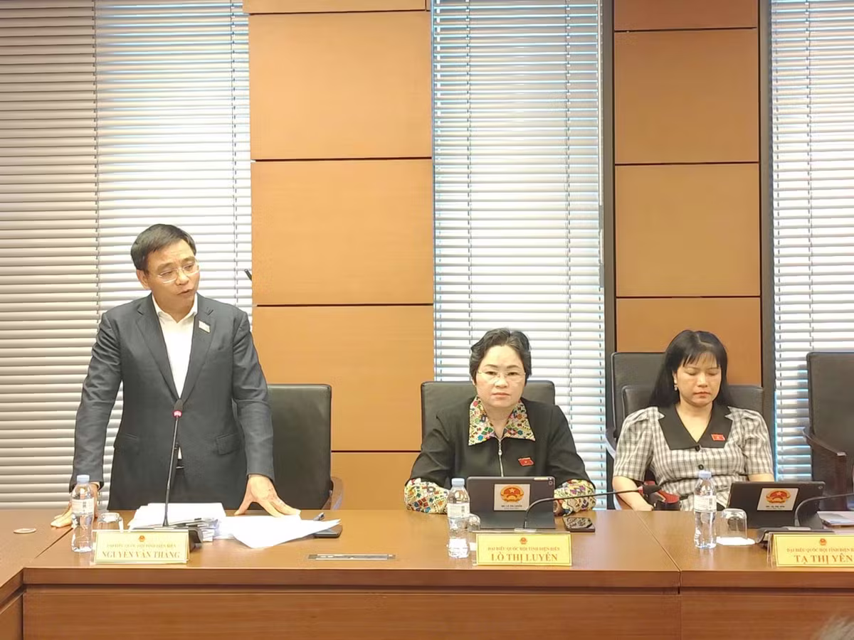 Phó Thủ tướng Chính phủ Nguyễn Văn Thắng thảo luận tại tổ chiều 21/4