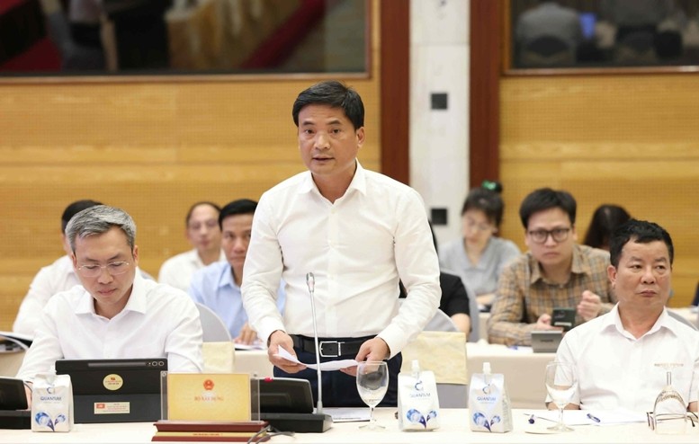 Chánh văn phòng Bộ Xây dựng Lâm Văn Hoàng thông tin tại buổi họp báo