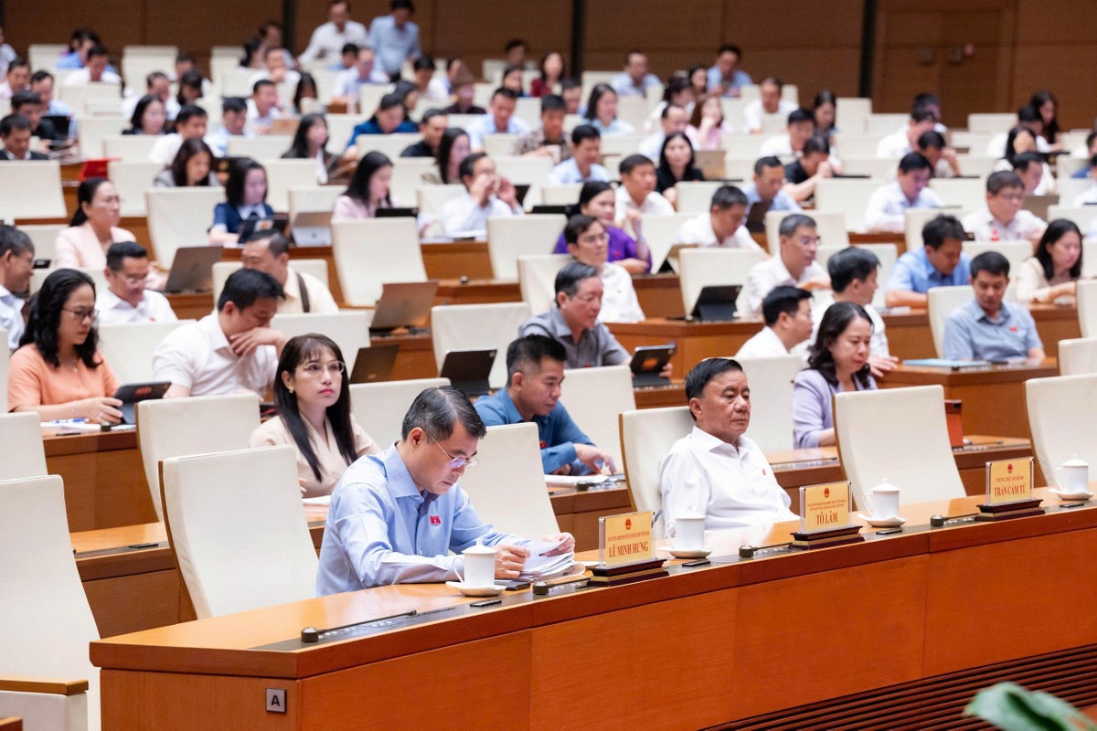 Quốc hội thảo luận ở hội trường dự án 1 luật sửa 3 luật về tài chính ngân hàng sáng 9/8