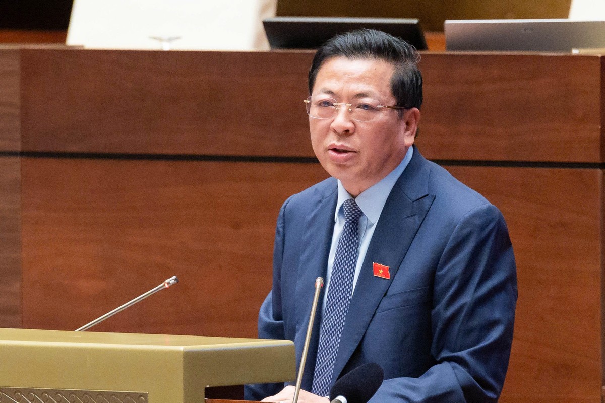 Bộ trưởng Bộ Xây dựng Trần Hồng Minh phát biểu giải trình về dự thảo Nghị quyết điều chỉnh chủ trương đầu tư dự án đường sắt Lào Cai - Hà Nội - Hải Phòng sáng 12/8.
