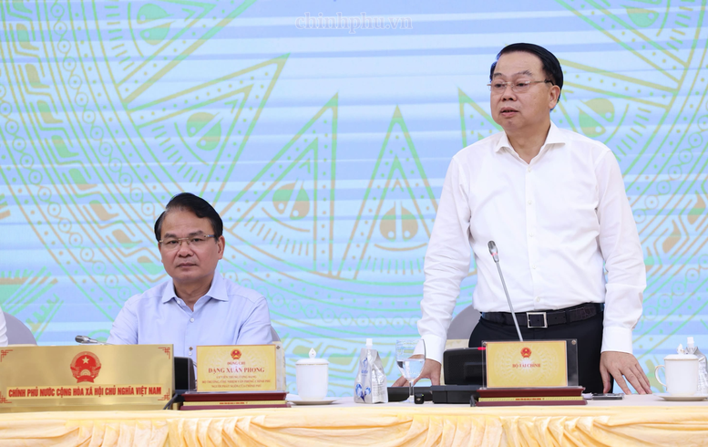 Thứ trưởng Bộ Tài chính Nguyễn Đức Chi trả lời tại buổi họp báo