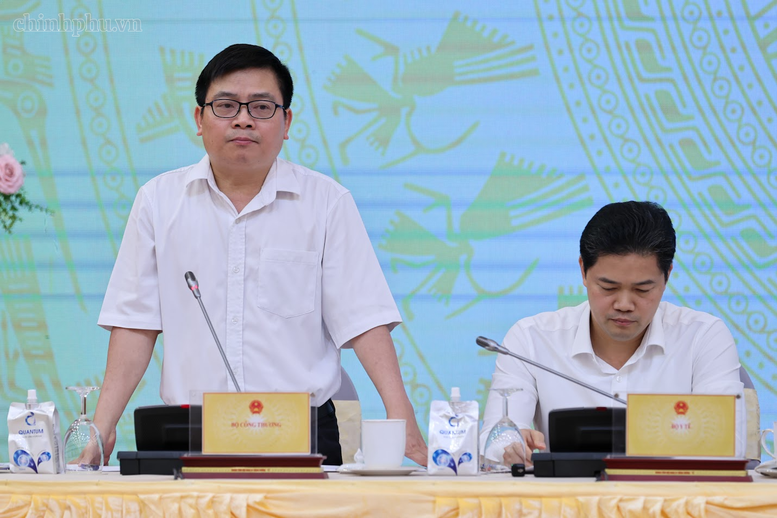 Thứ trưởng Bộ Công Thương Trương Thanh Hoài thông tin tại Họp báo Thứ trưởng Bộ Công Thương Trương Thanh Hoài thông tin tại Họp báo