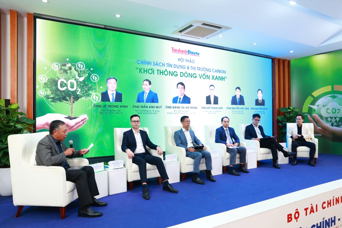 Các diễn giả tham gia Phiên thảo luận Hội thảo “Chính sách tín dụng và thị trường carbon: Khơi thông dòng vốn xanh” do Báo Tài chính - Đầu tư tổ chức sáng 14/10 - Ảnh: Chí Cường