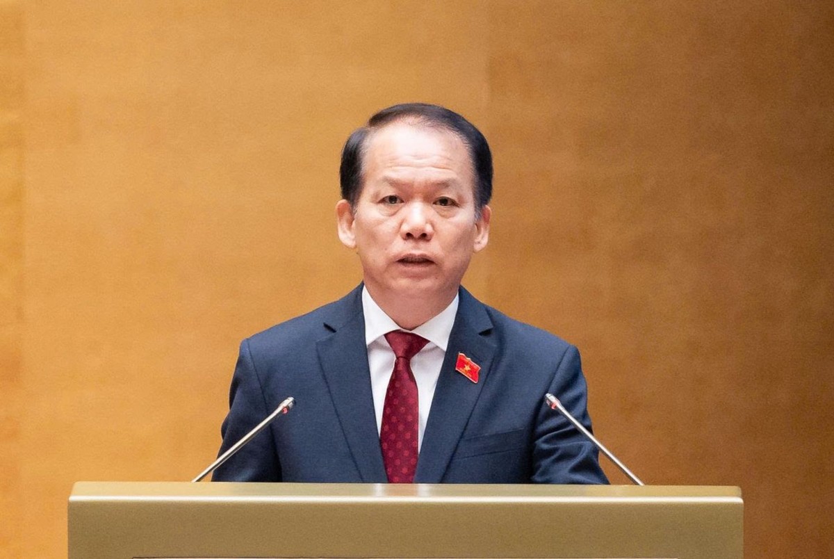 Bộ trưởng Bộ Tư pháp Hoàng Thanh Tùng trình bày Tờ trình dự án Luật Kinh doanh bất động sản (sửa đổi) trước Quốc hội sáng 22/10.