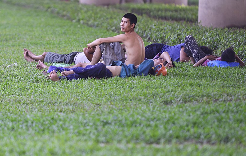 Công nhân thi công trong nắng nóng tại công trường các dự án bất động sản Hà Nội ảnh 12 Công nhân thi công trong nắng nóng tại công trường các dự án bất động sản Hà Nội ảnh 12