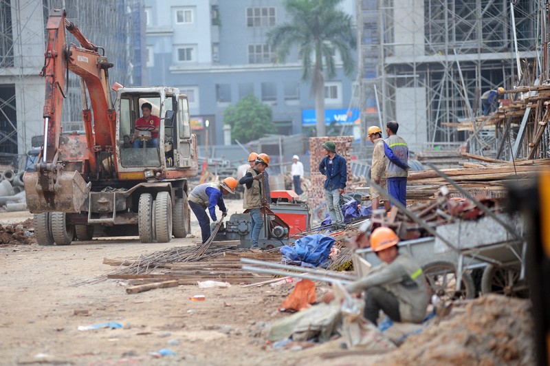 Công nhân thi công trong nắng nóng tại công trường các dự án bất động sản Hà Nội ảnh 9 Công nhân thi công trong nắng nóng tại công trường các dự án bất động sản Hà Nội ảnh 9