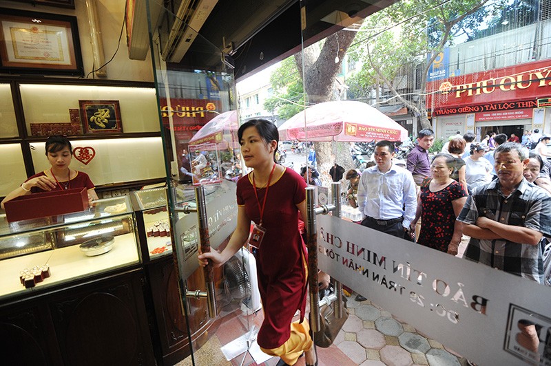 [Chùm ảnh] Vàng tăng vọt, người dân đổ xô xếp hàng chờ mua từ sáng sớm ảnh 4