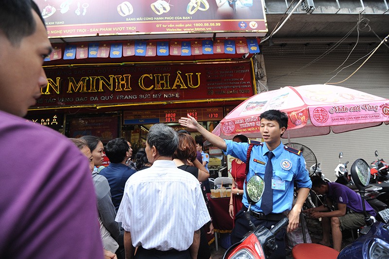 [Chùm ảnh] Vàng tăng vọt, người dân đổ xô xếp hàng chờ mua từ sáng sớm ảnh 6