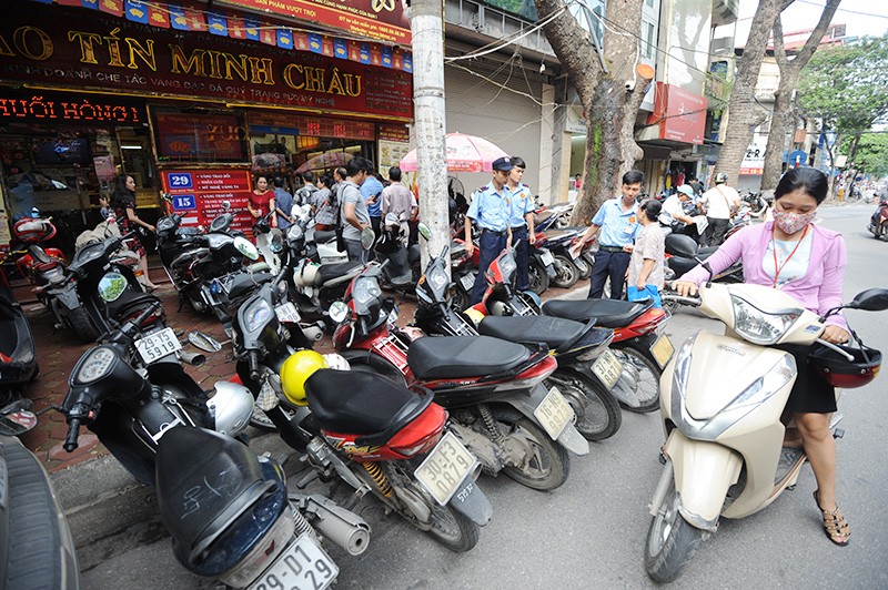 [Chùm ảnh] Vàng tăng vọt, người dân đổ xô xếp hàng chờ mua từ sáng sớm ảnh 5