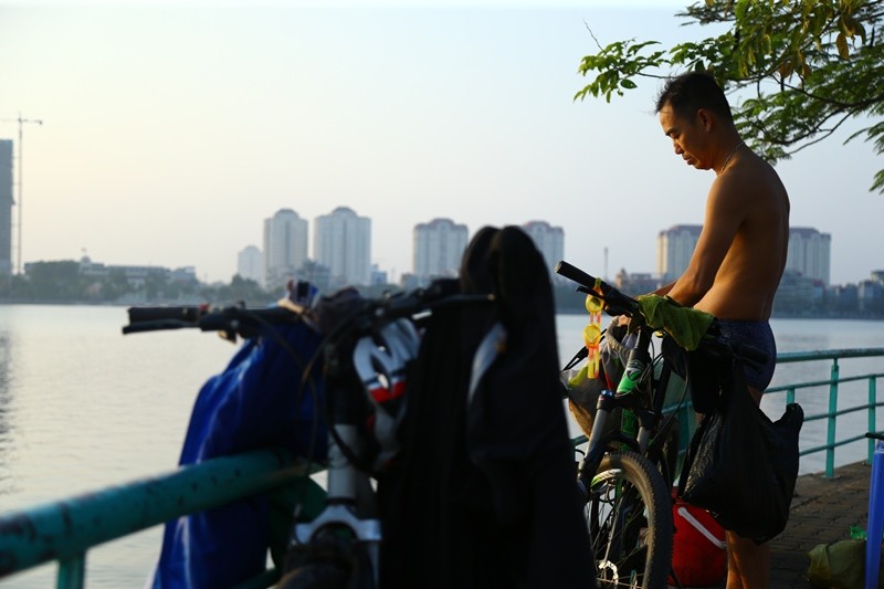 Hà Nội không mùa đông: Dân vẫn tắm hồ, đào quất lâm nguy ảnh 9