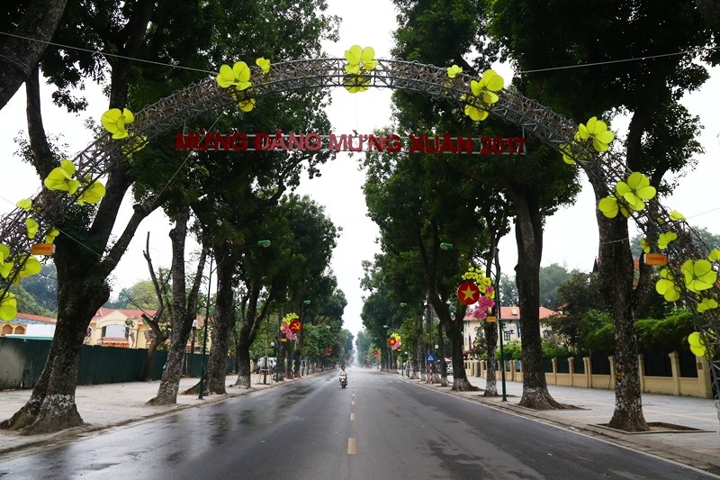 Phố phường Hà Nội vắng vẻ sáng mùng 1 Tết ảnh 10