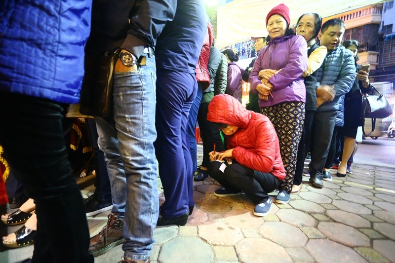 Ôm con nhỏ xếp hàng từ 5h sáng mua lộc Thần Tài ảnh 8