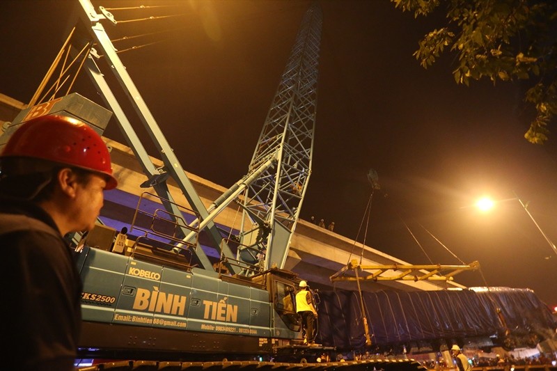 Toa tàu đường sắt trên cao đầu tiên được đưa vào vị trí ảnh 9