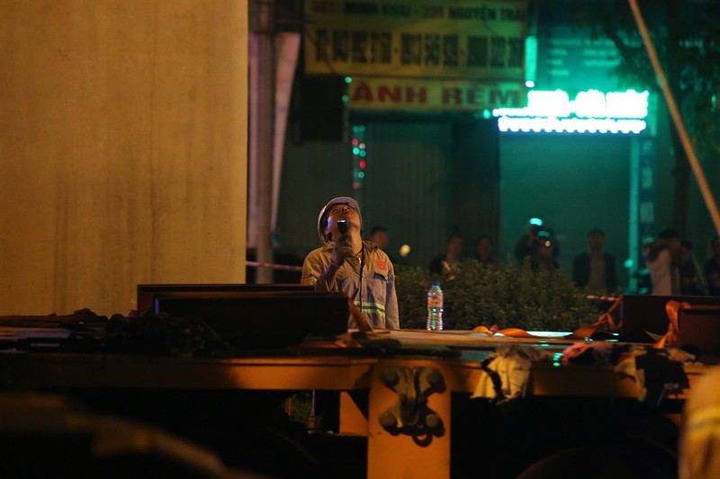 Toa tàu đường sắt trên cao đầu tiên được đưa vào vị trí ảnh 11