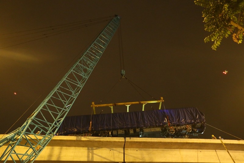 Toa tàu đường sắt trên cao đầu tiên được đưa vào vị trí ảnh 13