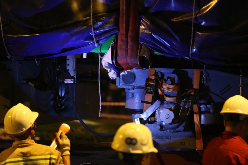 Toa tàu đường sắt trên cao đầu tiên được đưa vào vị trí ảnh 8