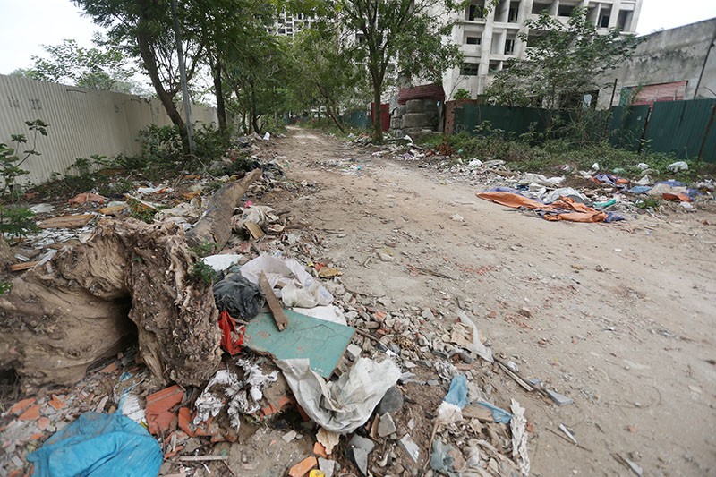 Kim tiêm giăng lối vào khu nhà bỏ hoang Pháp Vân - Tứ Hiệp ảnh 6