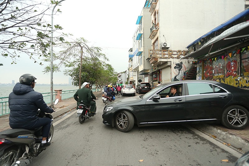 Tắc đường kinh hoàng vì cưỡng chế bến thủy Hồ Tây ảnh 6