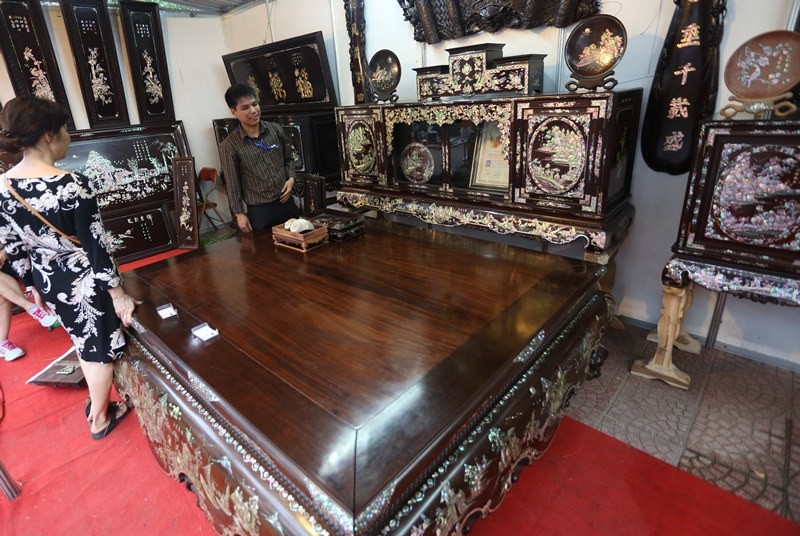 Sập gụ khảm trai giá hơn 1 tỷ đồng tại Hội chợ Nông sản  ảnh 10