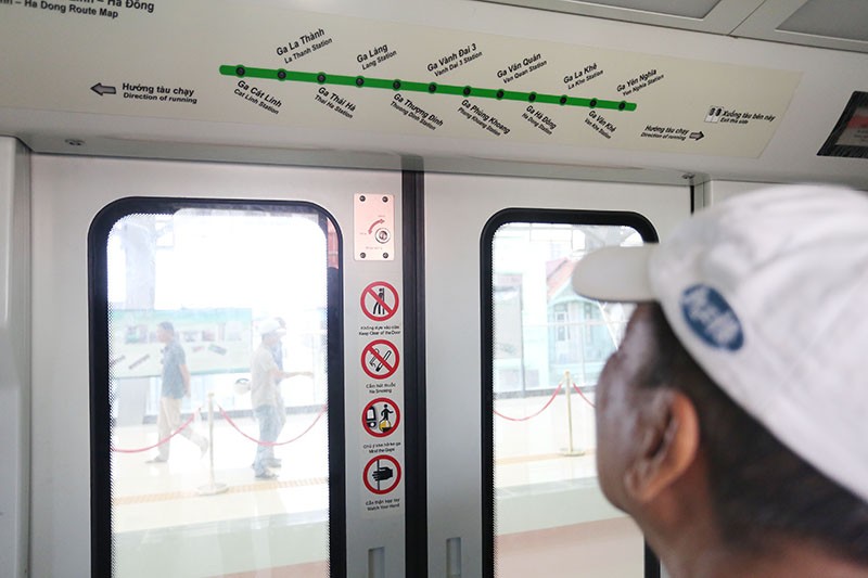 Người dân thích thú tham quan toa tàu đường sắt trên cao đầu tiên ảnh 3