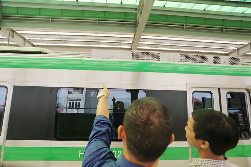 Người dân thích thú tham quan toa tàu đường sắt trên cao đầu tiên ảnh 9