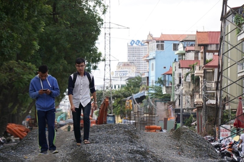 Người tham gia giao thông “thi vượt địa hình, chướng ngại vật” trên đường Phạm Văn Đồng ảnh 9