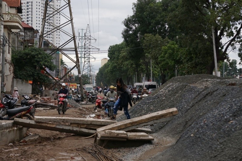 Người tham gia giao thông “thi vượt địa hình, chướng ngại vật” trên đường Phạm Văn Đồng ảnh 10