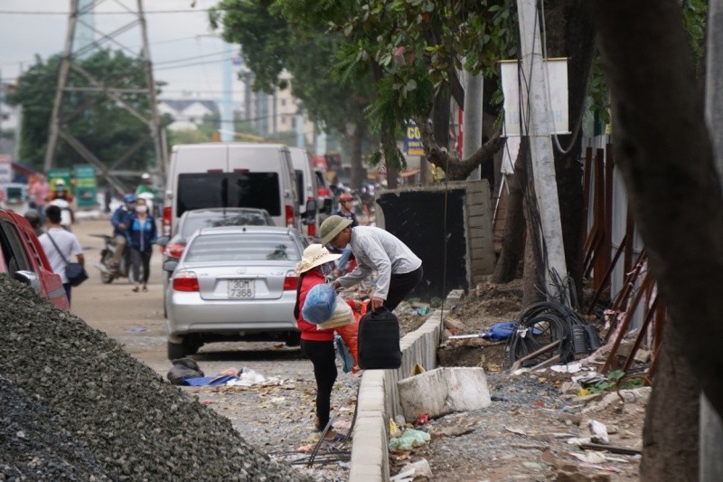 Người tham gia giao thông “thi vượt địa hình, chướng ngại vật” trên đường Phạm Văn Đồng ảnh 11