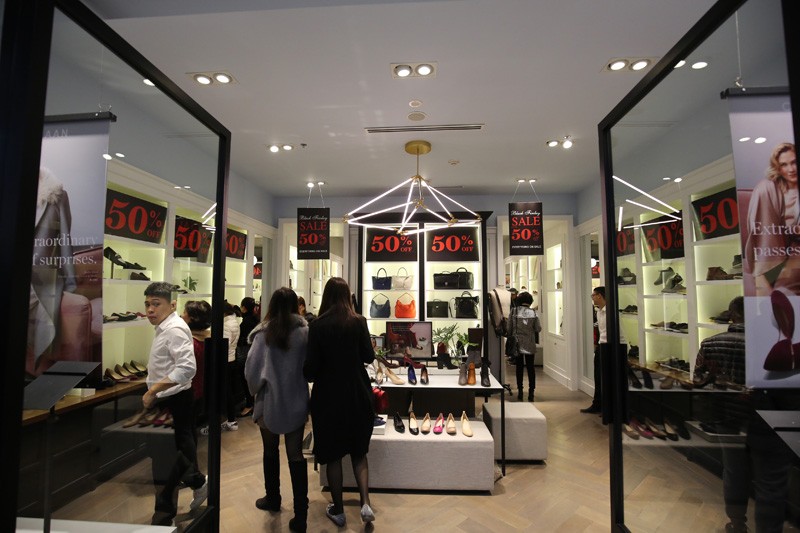 Dân Việt chen lấn mệt mỏi trong ngày mua sắm Black Friday ảnh 7