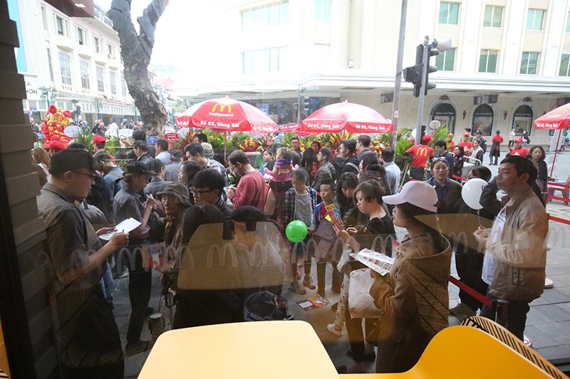 Thưởng thức đồ ăn miễn phí ngày khai trương cửa hàng McDonald's đầu tiên tại Hà Nội ảnh 4