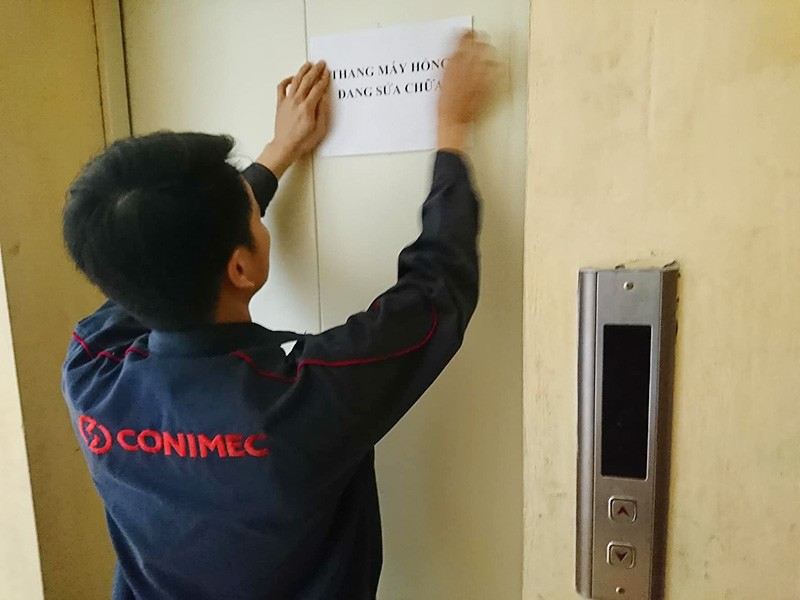 Hà Nội: Thang máy hỏng người dân liều mình đi lối lửng lơ giữa trời ảnh 12