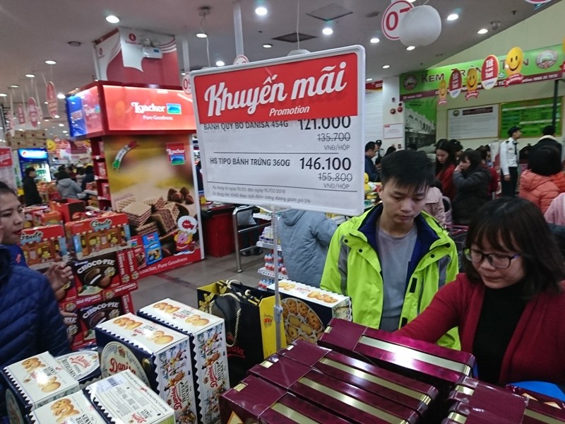 Vã mồ hôi mua sắm trong siêu thị ngày cận Tết ảnh 4
