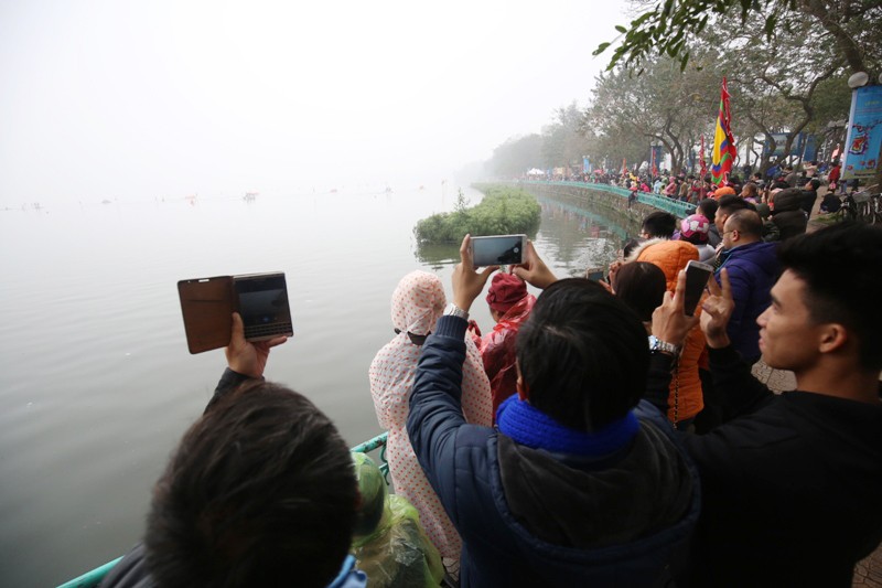 Người Hà Nội đội mưa rét xem đua thuyền rồng ảnh 8