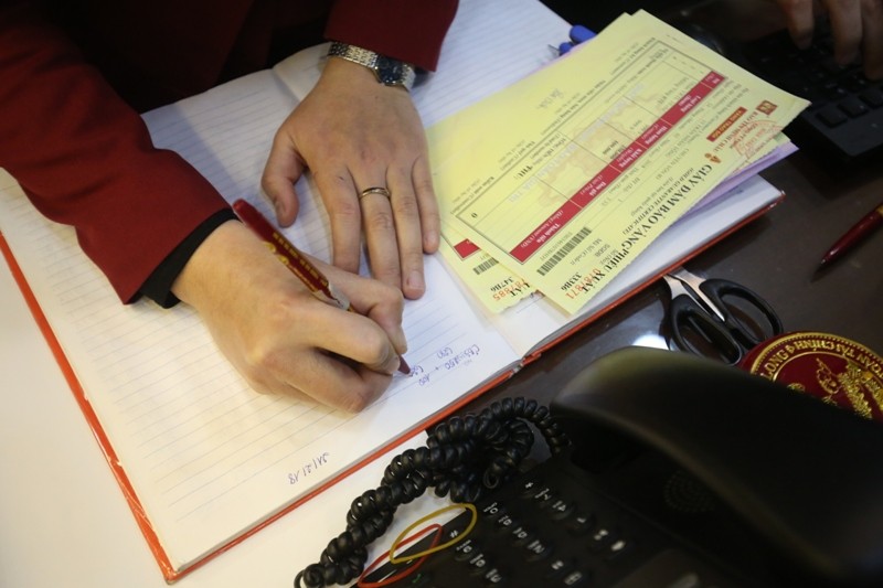 Lại xếp hàng mua vàng giấy trước ngày Thần tài ảnh 7