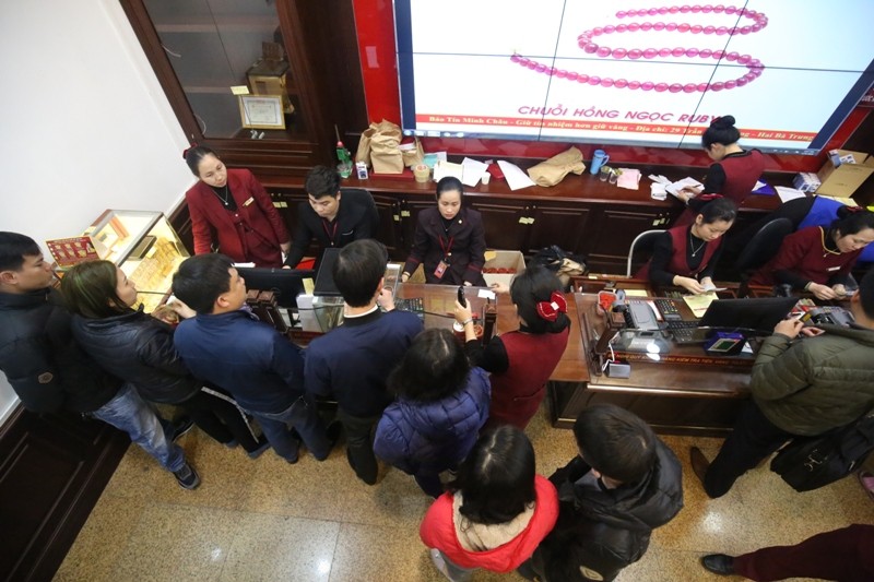 Lại xếp hàng mua vàng giấy trước ngày Thần tài ảnh 4