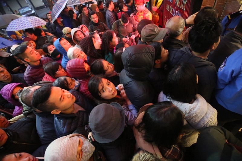 Chen lấn nghẹt thở trước các cửa hiệu vàng trong ngày Thần tài ảnh 6