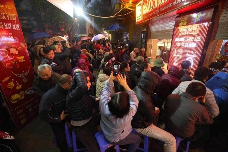 Chen lấn nghẹt thở trước các cửa hiệu vàng trong ngày Thần tài ảnh 4